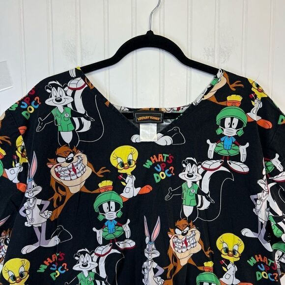 Women’s Looney Tunes Scrub Top What’s Up Doc? Taz Bugs Bunny Tweety Bird Sz 3xl - Picture 4 of 16